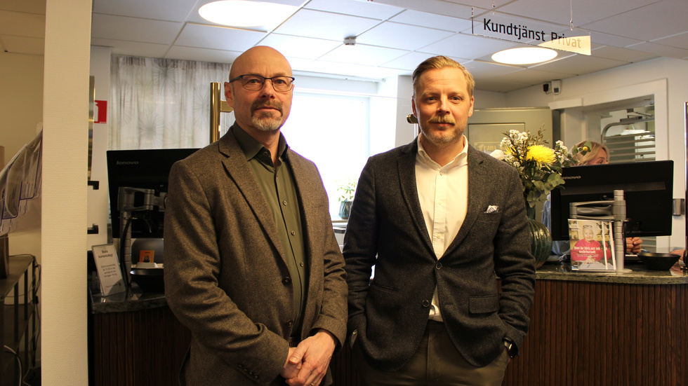 Sparbanksstiftelsens ordförande Claes Roos tillsammans med Vimmerby Sparbanks vd Axel Tunek.