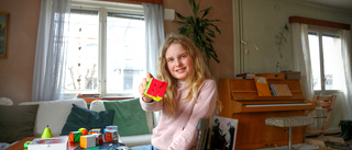 Gotländska Amadou, 10, ordnar tävling i Rubiks kub