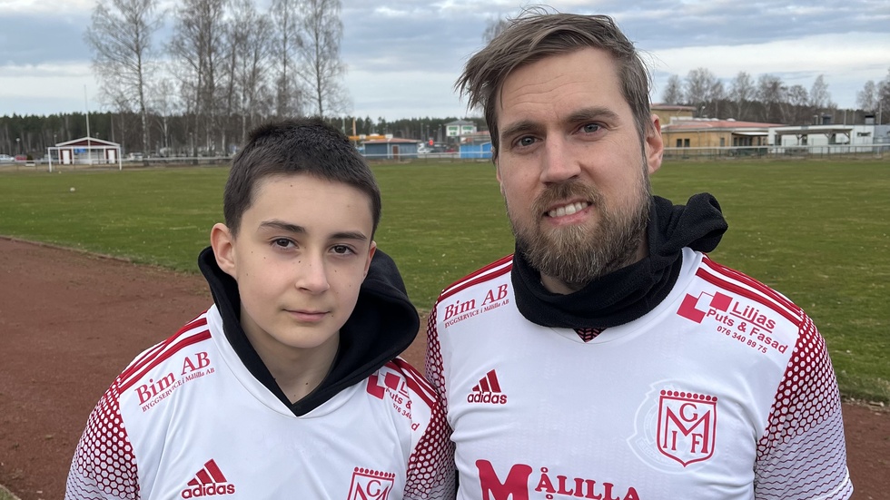 Devin och Marcus Jansson kan få spela tillsammans i Målilla den här säsongen som son och far. Devin är en av lagets många unga lovande spelare och Marcus får en viktig roll som spelande assisterande tränare.