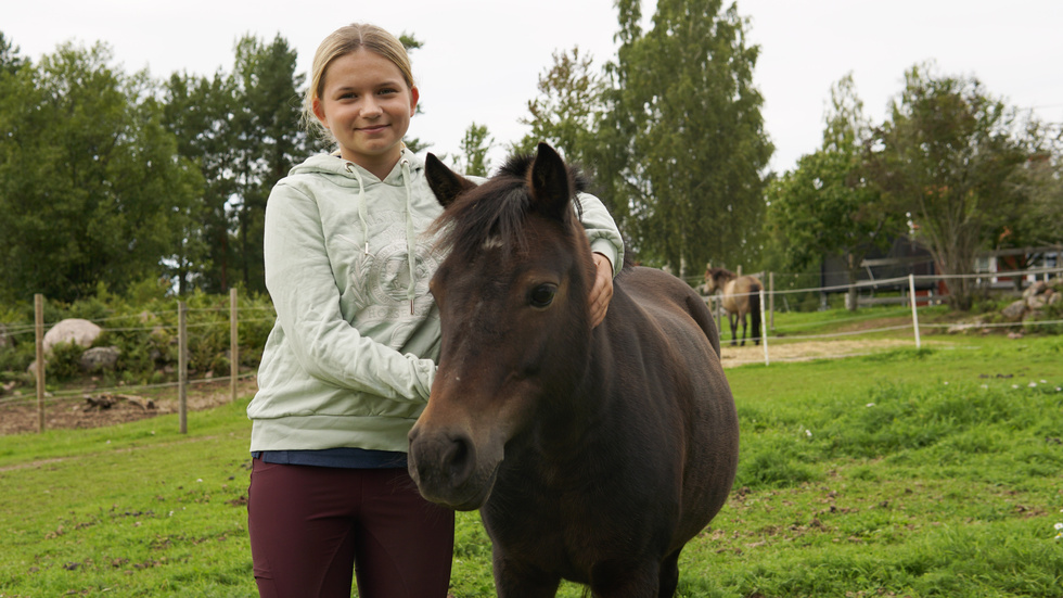 Lovisa Ekeblad, här med Mersedes, är årets ponnyryttare i hoppning.