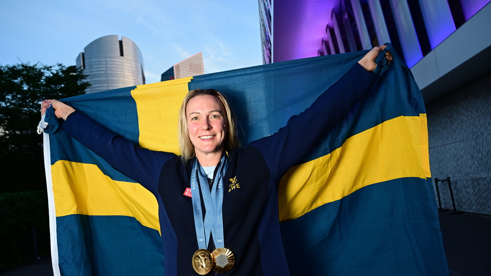 Sarah Sjöström med sina två guldmedaljer, som hon tagit på 100- respektive 50 meter frisim.