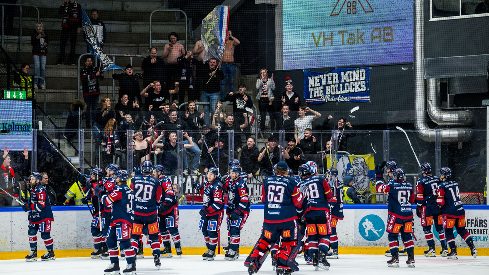  Linköpings spelare jublar tillsammans med supportrarna efter segern i Oskarshamn.