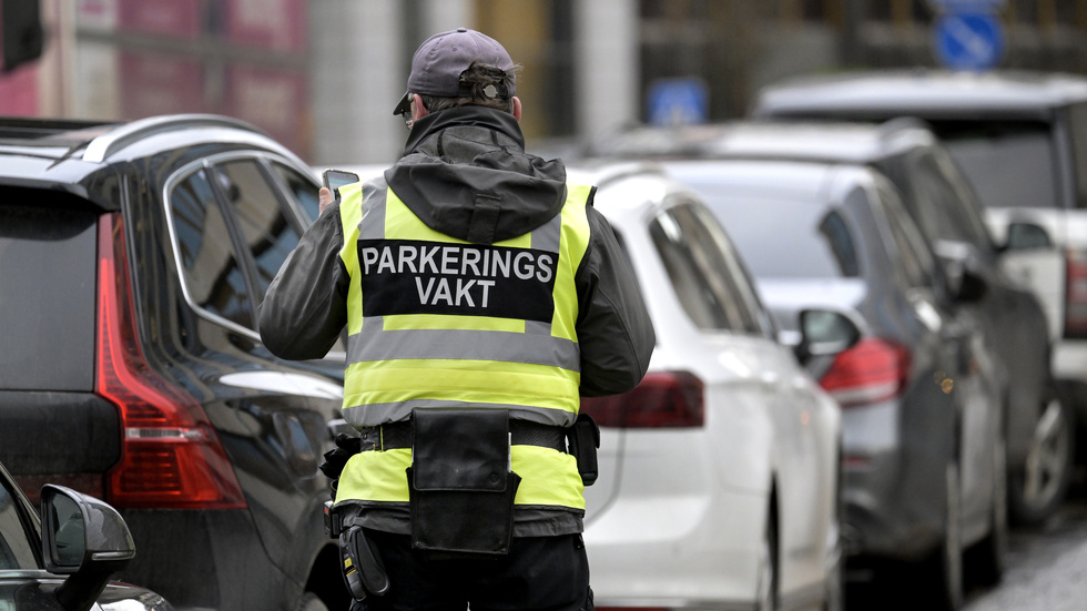 Genrebild. Efter nästa kommunfullmäktige kommer kommunen kunna dela ut parkeringsböter igen.