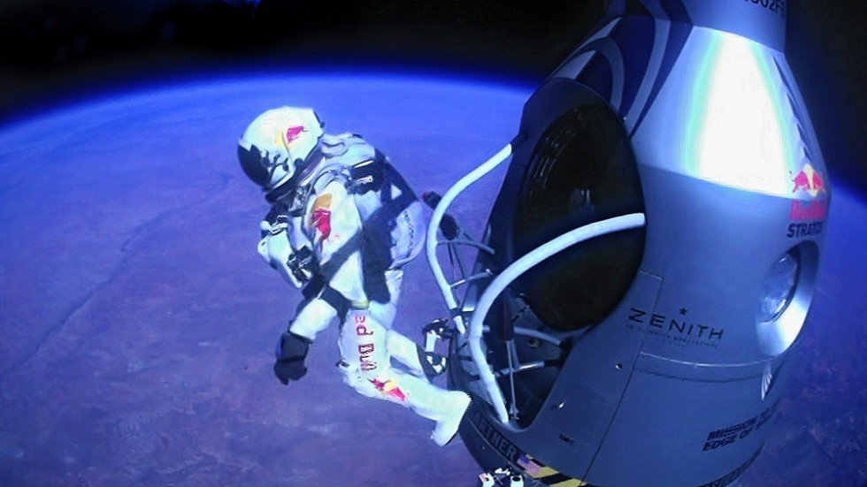 Felix Baumgartner hoppar ut från sin kapsel inför tiotals miljoner tittare på nätet 2012.