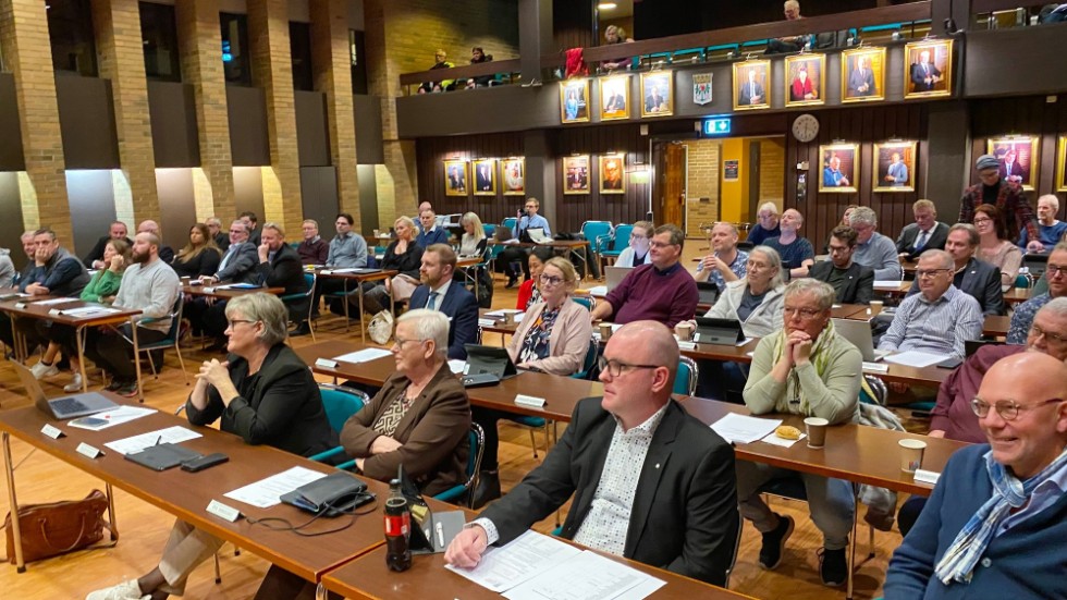 En bild från kommunfullmäktige i Vimmerby oktober 2022. Nu kan makarna Cederstrand gå på möten ihop.