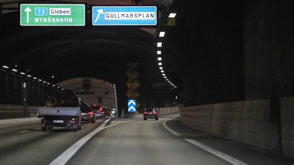 Det senaste (?) gangstermordet inträffade i en tunnel i närheten av Gullmarsplan i Stockholm på torsdagskvällen. En tjugoåring sköts ihjäl i en bil. Ska polisen lyckas säkra några bevis på mordvapnet, i mobilerna? Eller har mordet fångats av en övervakningskamera? 