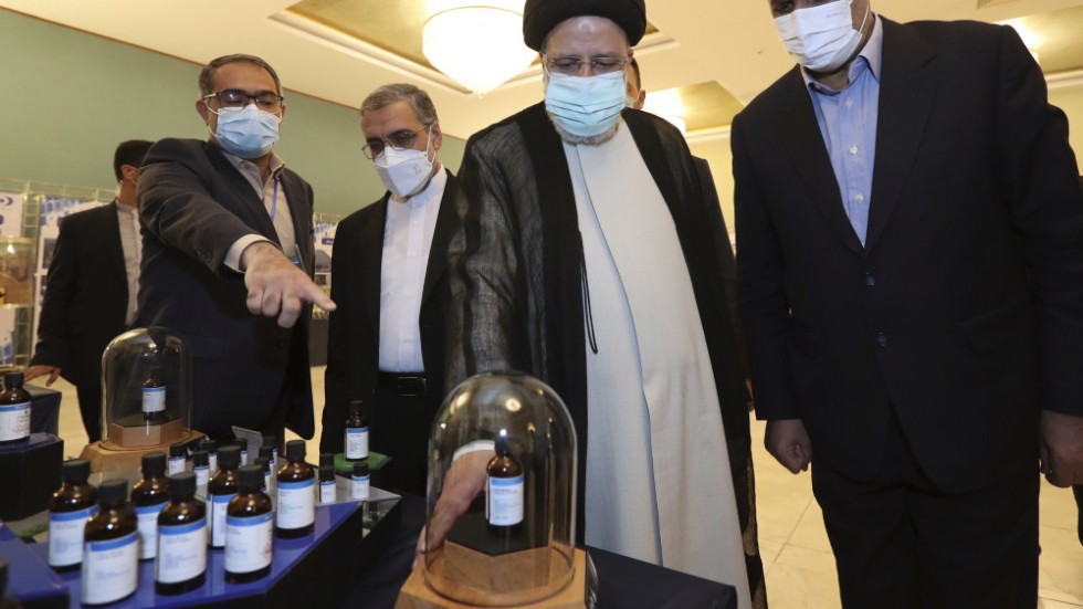 Irans president Ebrahim Raisi får en genomgång av Irans senaste kärnenergiframgångar, i Teheran april 2022.