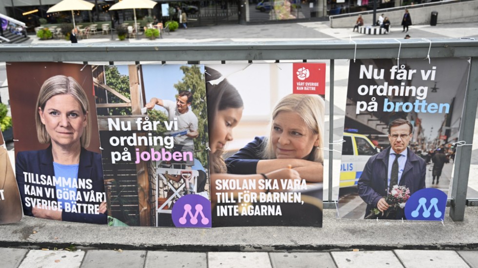 Valaffisch för Socialdemokraterna med partiledare Magdalena Andersson (S) och Moderaterna med partiledare Ulf Kristersson (M) inför valet 2022. Arkivbild.