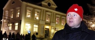 Ringdans runt granen på julkortsvackert torg