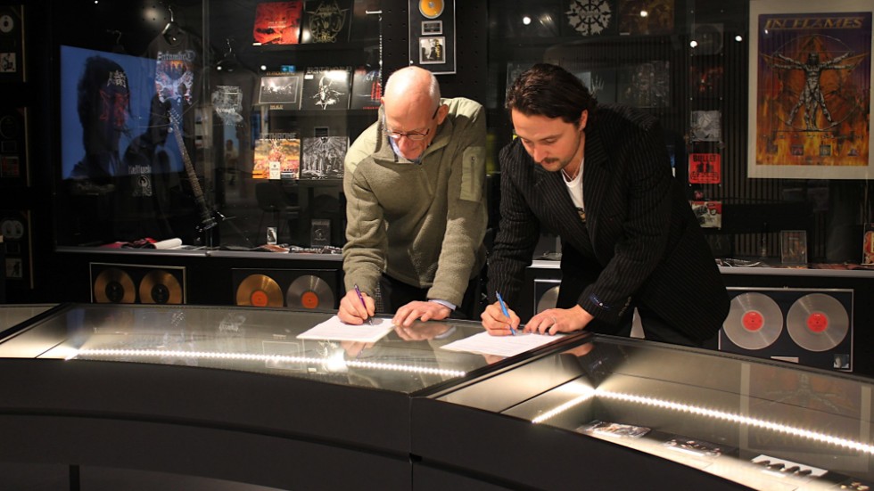 Christian Holzer och Adam Bergman undertecknade utgivningskontraktet under besöket på Svenskt Rockarkiv.