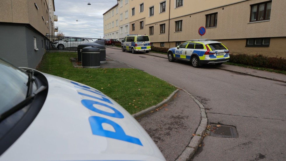 En lägenhet i Göteborg där en polis bor besköts tidig fredag morgon.