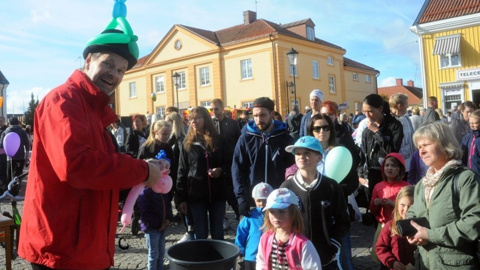 En upplaga av Barnens Stora Dag, som lockade mängder av barnfamiljer till torget. Här gör en trollkarl ballongdjur.