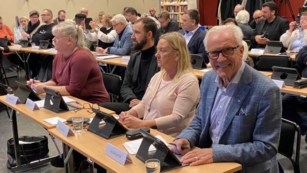 Dag Bergentoft (M) tillsammans med bland andra partikamraterna Katarina Berg och Mårthen Backman under nya fullmäktiges första möte i Oxelösund.
