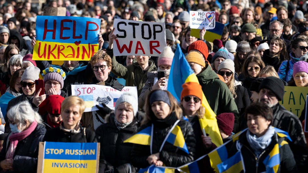 Uppropet, från publicister och utgivare från hela Sverige, kommer att publiceras på ryska och ukrainska och spridas genom de olika medieföretagens sociala mediekanaler och på löpsedlar.
