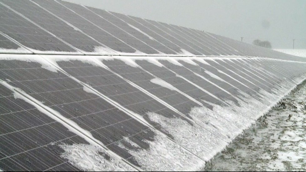 Är det miljösmart att bryta metaller och använda energi för att tillverka solelanläggningar, undrar signaturen Sol och vår. Bilden från en solcellspark utanför Simrishamn. 
