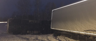Lastbil körde av vägen i Norrfjärden – bilen välte i diket