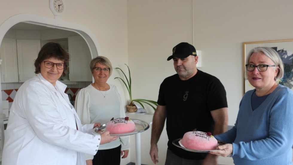 På hälsocentralen i Hultsfred var det Karolina Strid och Ann Arvidsson som tog emot när Jannica Larsson och Qamil Rexhepi kom och bjöd på tårtkalas.