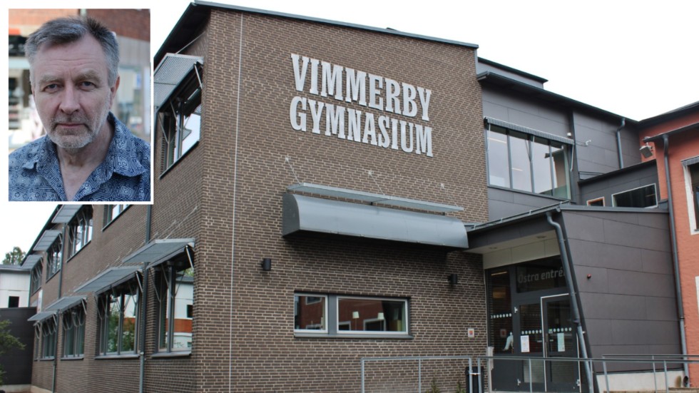 Ex-politikern Magnus Gustafsson, tidigare moderat ordförande för barn- och utbildningsnämnden, lägger fram ett helt nytt alternativ för framtida högstadieskola i Vimmerby. Han tycker också att det är "lågt i tak" i skolvärlden i Vimmerby.