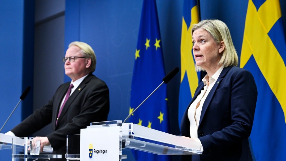 Statsminister Magdalena Andersson och försvarsminister Peter Hultqvist meddelade på söndagskvällen att Sverige sänder vapen till Ukraina. Ett dramatiskt beslut som kräver fler beslut. 