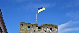 Därför vajar Ukrainas flagga på ringmuren – igen