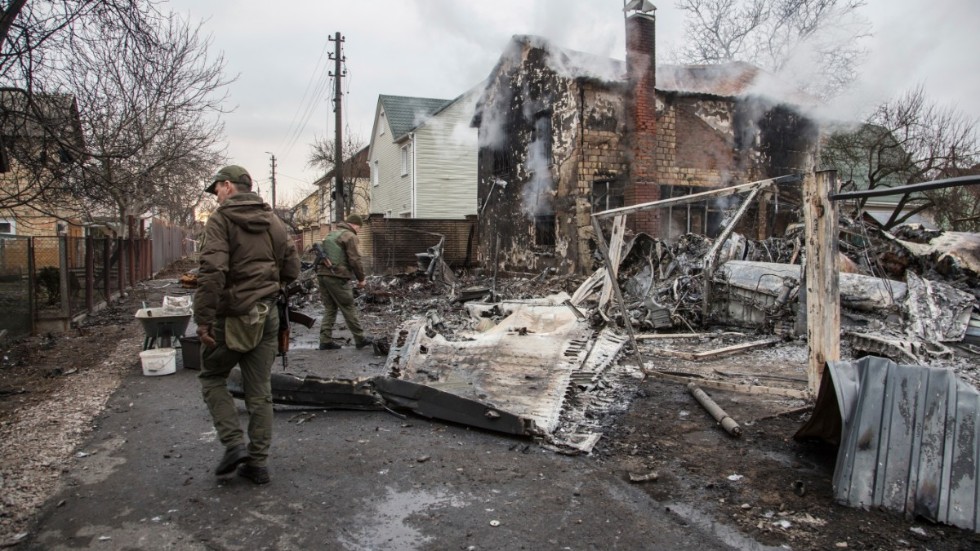 Flera svenska myndigheter är på tårna efter Rysslands invasion i Ukraina. På bilden undersöker ukrainska militärer resterna efter en misstänkt flygkrasch i Kiev.
