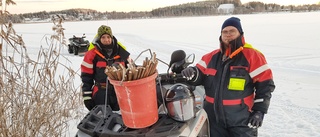Dramatik vid plogningen på Nördfjärden – isen sprack: "Killen kunde med nöd och näppe backa därifrån"