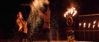 Föreställning med sprakande eldar lyste upp vinterkvällen i Malå