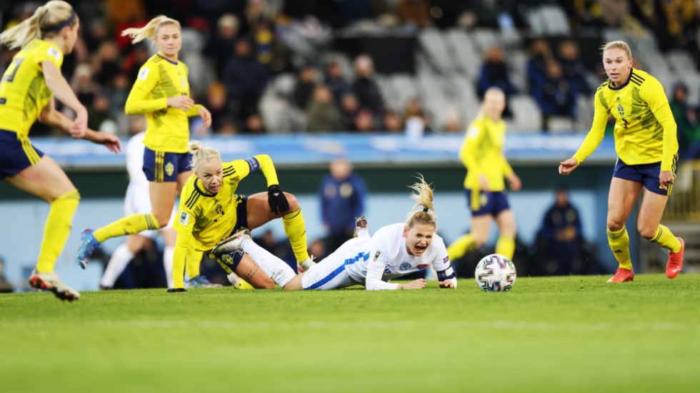 Sverige var överlägset i VM-kvalet hemma mot Slovakien (3–0) och tog femte raka segern inför drygt 8|100 åskådare i Malmö.