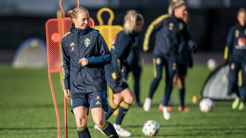 Magdalena Eriksson, här under tisdagens landslagsträning på Ullevi i Göteborg, är en av 20 spelare som är nominerade till Ballon d'Or.