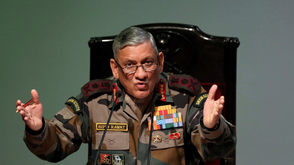 Bipin Rawat vid en presskonferens i New Delhi 2018.