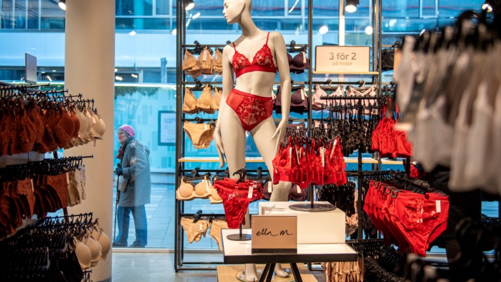 Med eller utan bygel, till jul är det många som vill ha röda underkläder, berättar Åsa Klingsell, ställföreträdande butikschef i en Lindexbutik.