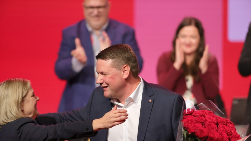 För exakt en månad sedan gratulerade den nyvalda partiledaren Magdalena Andersson den nyvalde partisekreteraren Tobias Baudin. 