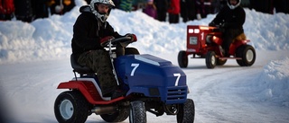 Nyårsrace med gräsklippare lockar hundratals