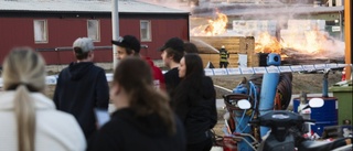 Miljonbelopp förstörda i branden på Sävar Såg: ”Några tusen kubikmeter trävaror”