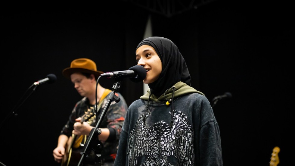 "Låtarna jag har valt handlar om krig och vad det gör med människor. De handlar också om hopp och fred", berättar Amena Alsameai som deltar på konserten "Tillsammans för Ukraina" på söndag.

