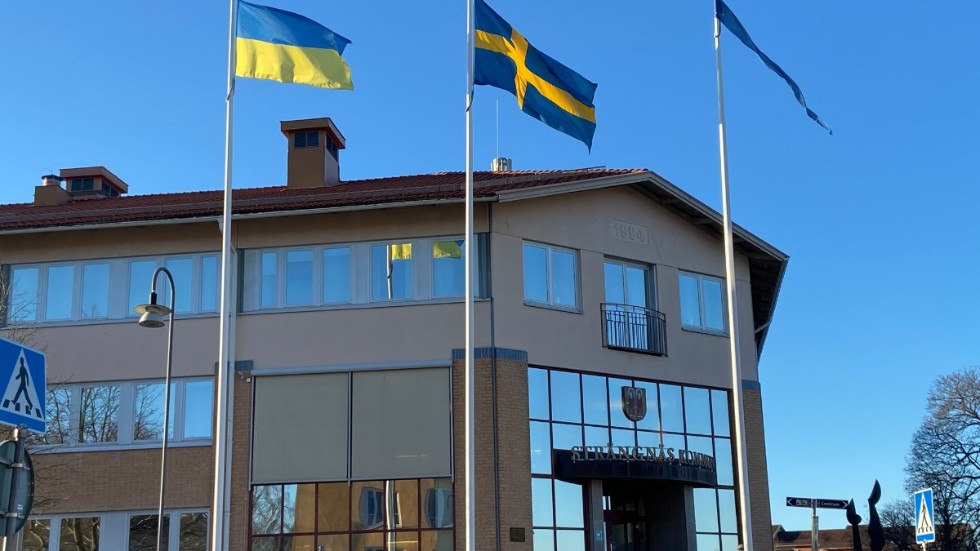 På måndagseftermiddagen hissade Strängnäs kommun Ukrainas och Sveriges blågula flaggor vid kommunhuset.