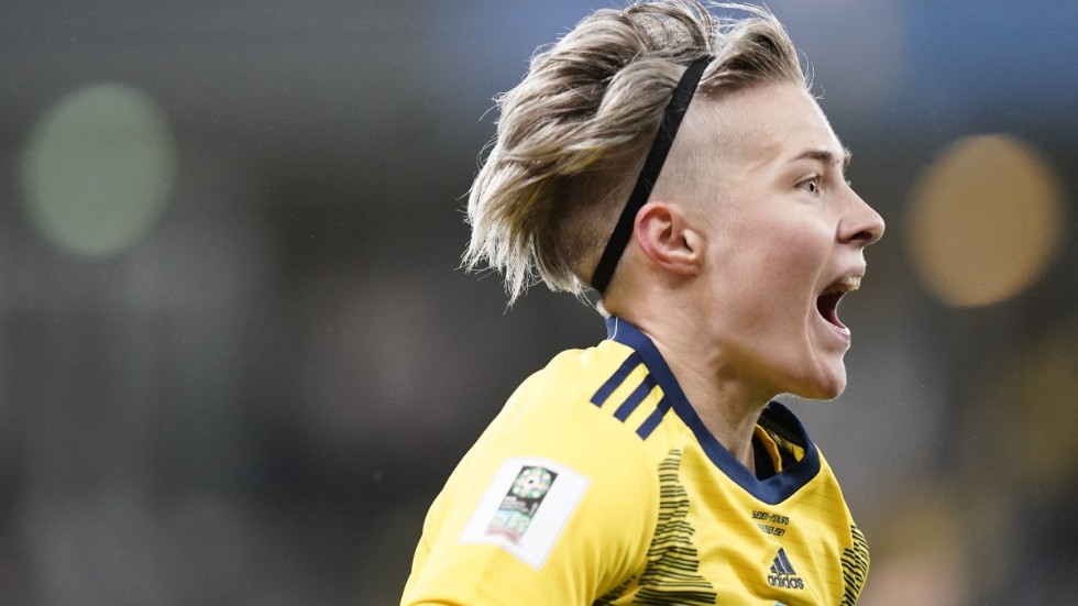 Lina Hurtig jublar efter sitt 2–1-mål mot Finland på Gamla Ullevi.