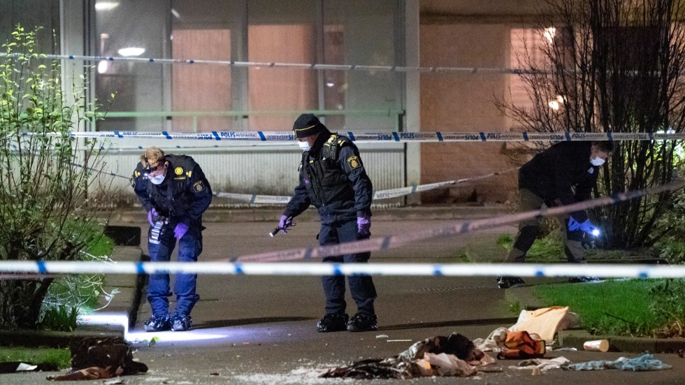 Polisens kriminaltekniker på platsen i Malmöstadsdelen Holma där en ung man i november i fjol blev skjuten med 18 skott. Mannen överlevde attacken. Arkivbild.