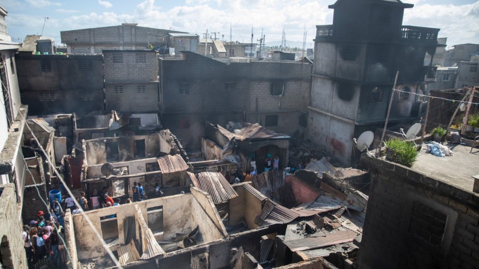 Boende inspekterar förödelsen efter att en tankbil antänt och exploderat i norra Haiti.