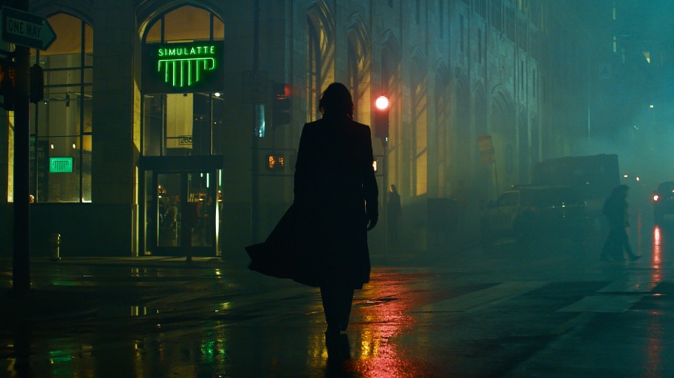 Neo (Keanu Reeves) vill rädda Trinity (Carrie-Anne Moss) från en tillvaro som mänskligt batteri i "The Matrix resurrections".