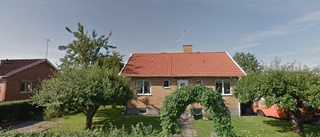 64-åring ny ägare till 50-talshus i Vikingstad - 2 400 000 kronor blev priset
