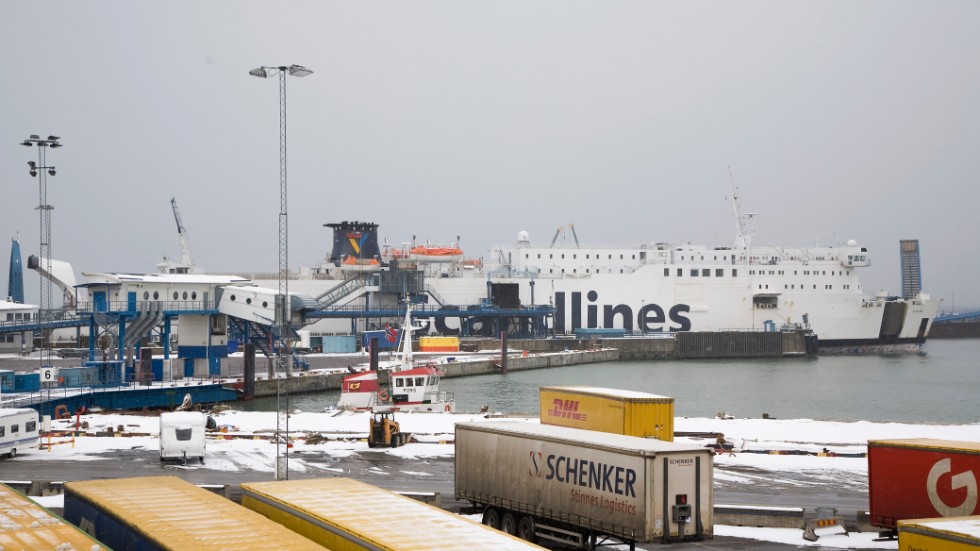 En pråm har kantrat i Trelleborgs hamn. Arkivbild.