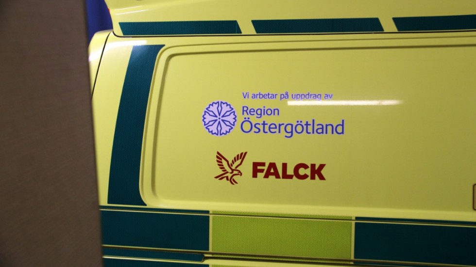 Det är Falck som utför ambulansverksamheten på entreprenad åt Region Östergötland. Regionen har i sin tur meddelat att de ämnar placera verksamheten i anslutning till ett framtida vårdcenter.