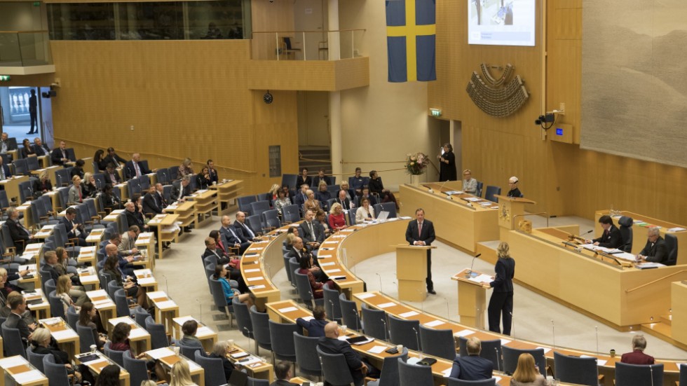 Förtroendet mellan folkvalda politiker och medborgare måste vara grundmurat. Orimligt generösa regler, som ingen vanlig svensk kan räkna med på sin arbetsplats, blir ett hot mot det förtroendet. 