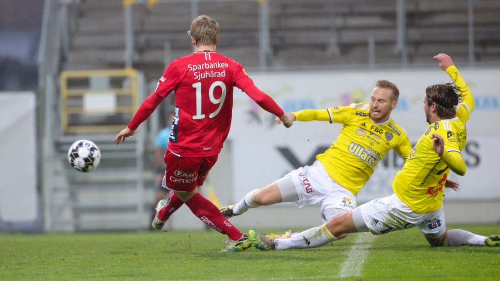 Falkeberg Tobias Englund och Axel Norén kastar sig förgäves efter Elfsborgs Jeppe Møldrup Okkels som gör 0–2 under lördagens fotbollsmatch i allsvenskan mellan Falkenbergs och Elfsborg.