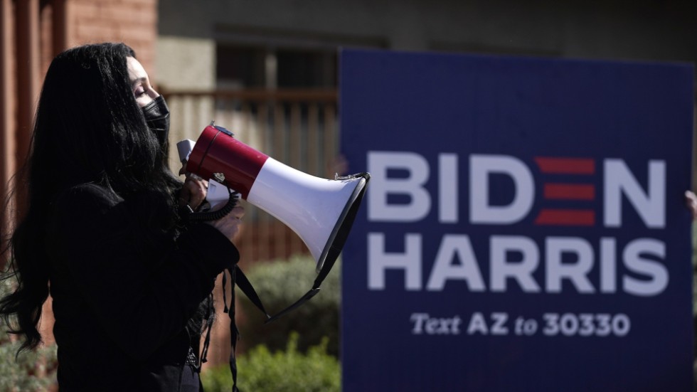 Sångerskan Cher kampanjar för Joe Biden i Phoenix, Arizona, i slutet av oktober. Nu anses Biden ha vunnit delstaten.