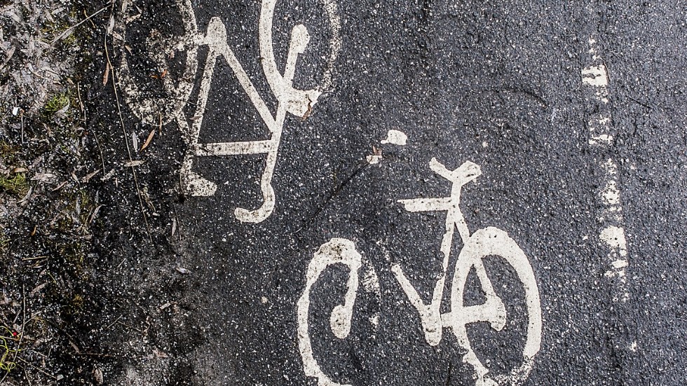 Kommunen bör underhålla sin cykelvägar bättre, menar skribenten.