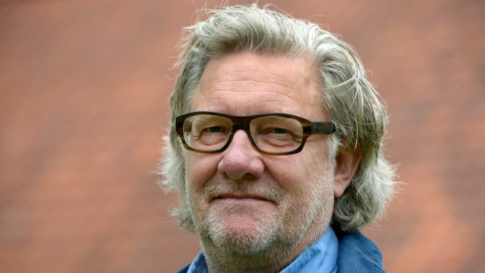 Johan Croneman är född 1955 i Norrköping. Han är journalist, filmkritiker och ständig krönikör i Dagens Nyheter. "Jag är olyckligt här" är hans första bok.