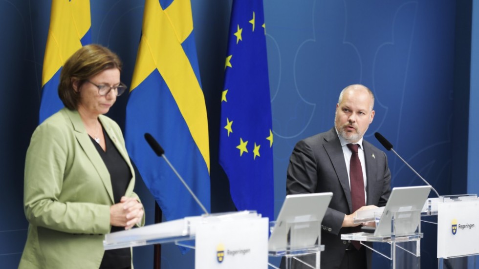 Vice statsminister Isabella Lövin (MP) och migrationsminister Morgan Johansson (S) när de i oktober bland annat presenterade de nya reglerna för ensamkommande. Arkivbild.