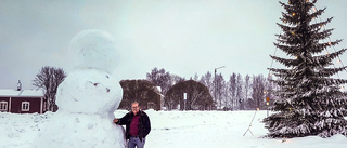 Luleås gigantiska snögubbe fick traktorhjälp